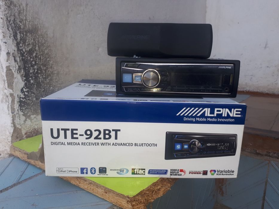 Магнитофон ALPINE UTE - 92BT