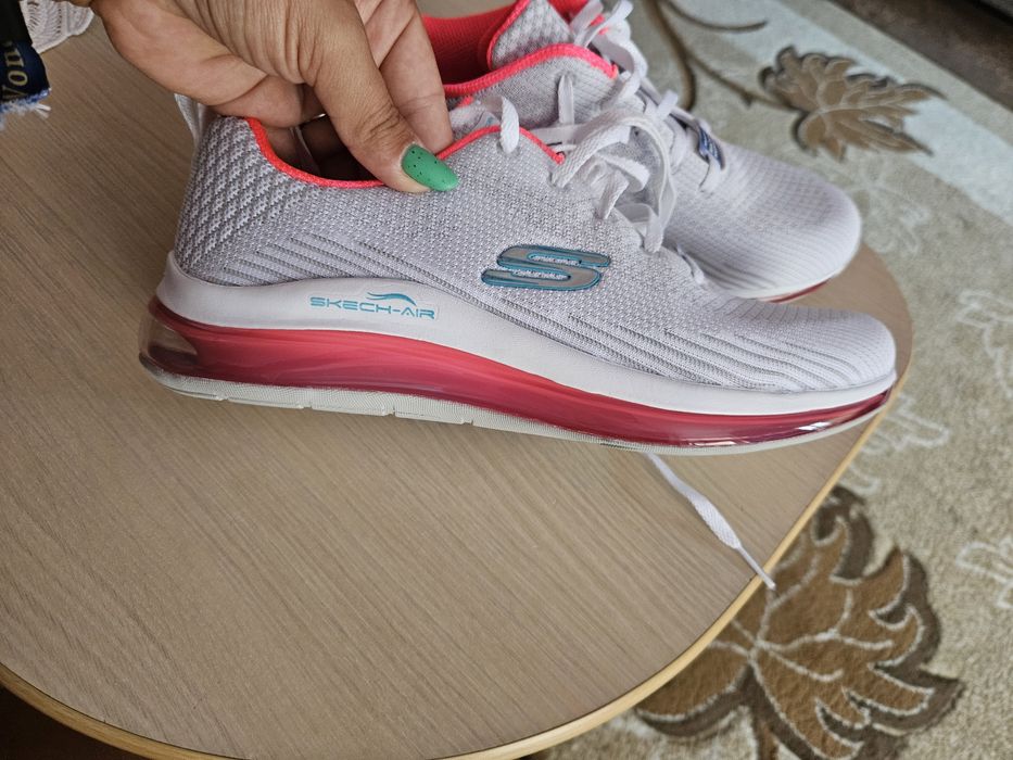 Vând skechers  marimea 39 noi