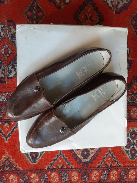 Oyoq kiyimlar sotiladi