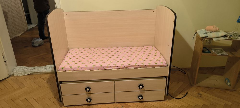 Детско легло с люлеещ механизъм.