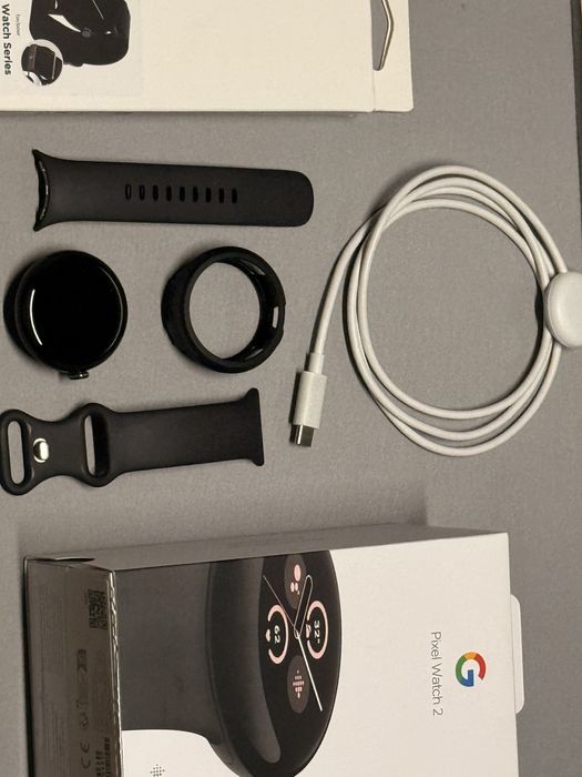 Google pixel watch 2 със допълнителни аксесоари