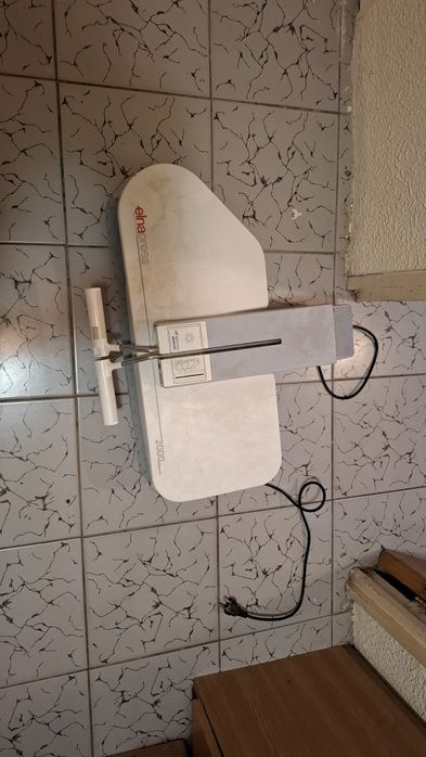 Aparatul din imagine este o presă de călcat Elnapress 2000. 
Utilizeaz