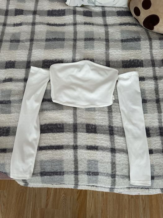 Дамска бяла блуза с дълги ръкави и голо рамо