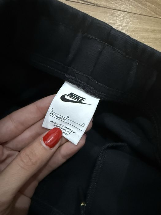 Оригинално детско долнище за момиче Nike Tech Fleece размер 147-158 см