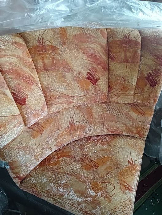 Отдам бесплатно газовую плиту, диван