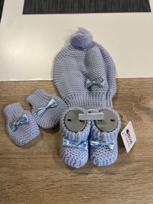 Бебешки ръкавички, шапка и пантофки