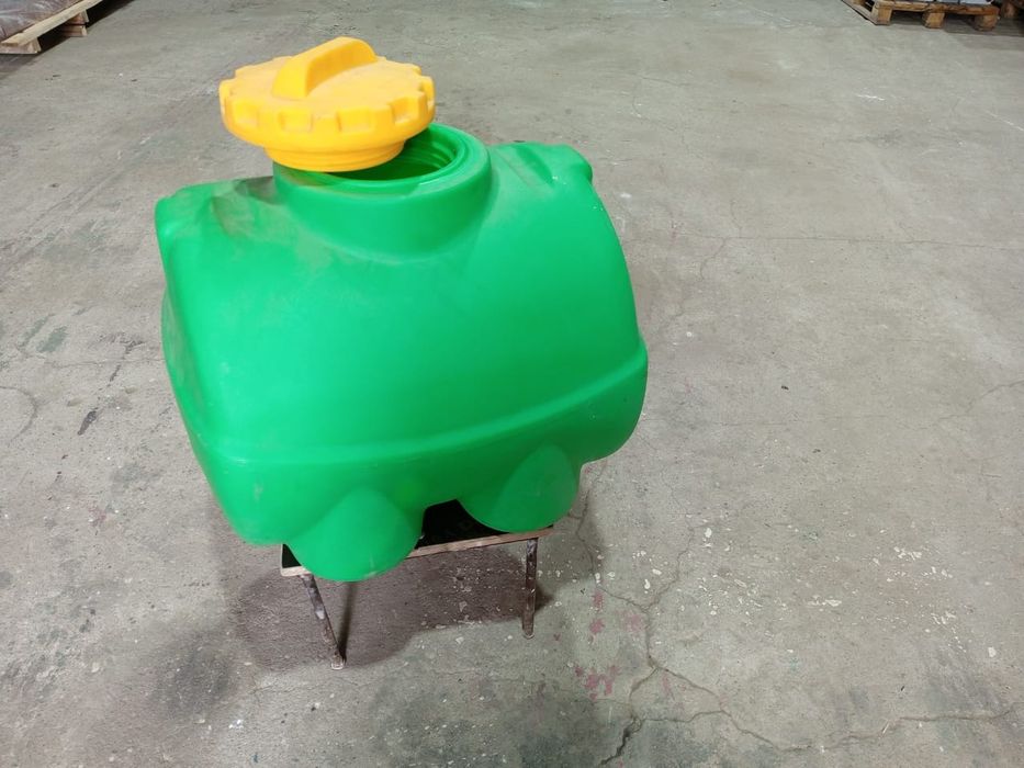 Пластмасовая емкость