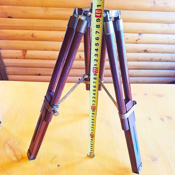 Далекоглед бронзов с античен дизайн и дървена тринога