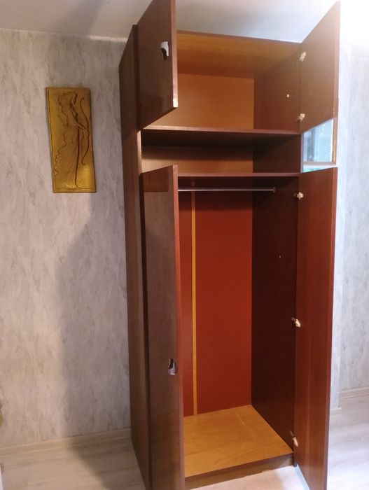 Двукрилен гардероб