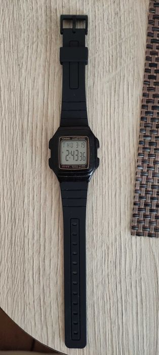 Часовник Casio F-201