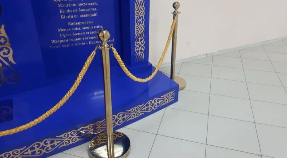 Стойка с плетенным канатом