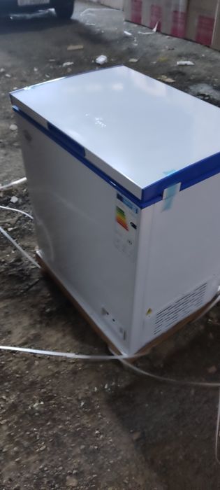 Морозильник с вмятинами и дефектами