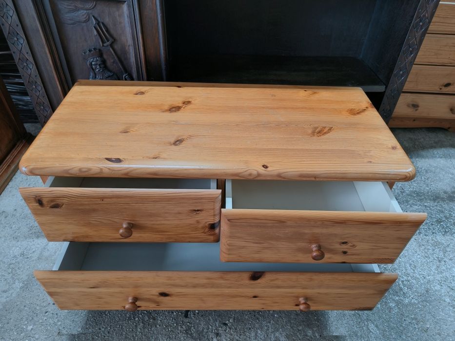 Скрин с три чекмеджета