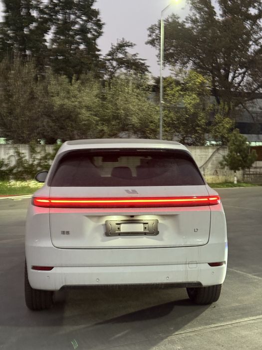 Li 7 Ultra oq kuzov oranjiviy salon 2025.11 bez prabeg garantiya bor