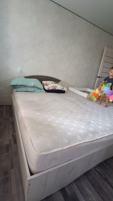 Продам двухспальную кровать