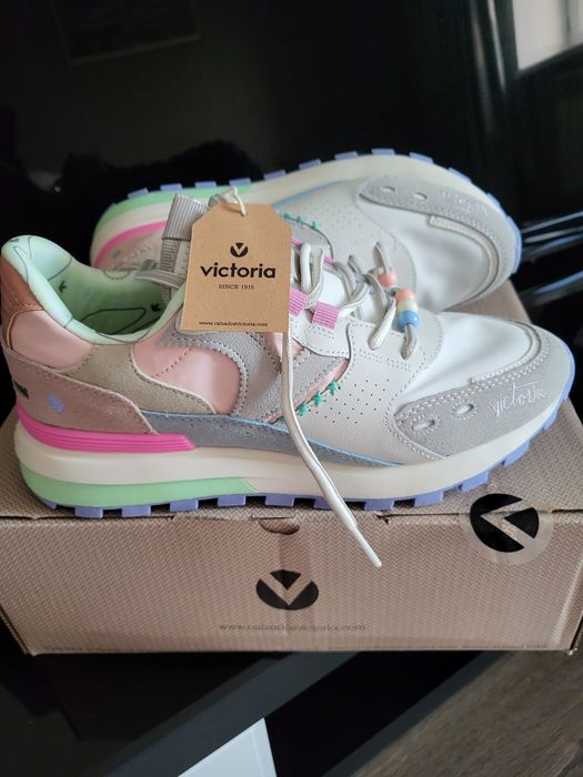 Женские кроссовки