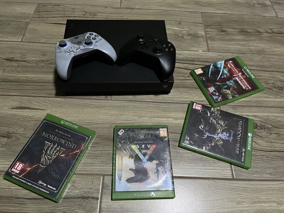 Xbox One X 1tb cu 2 controllere
