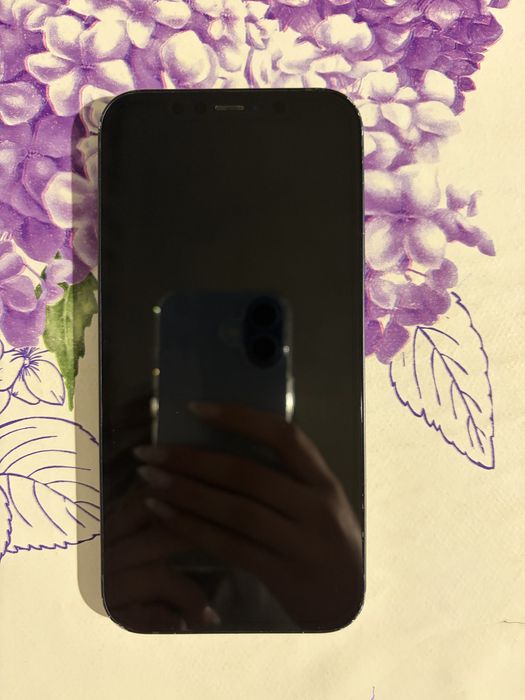 Продавам Iphone 12