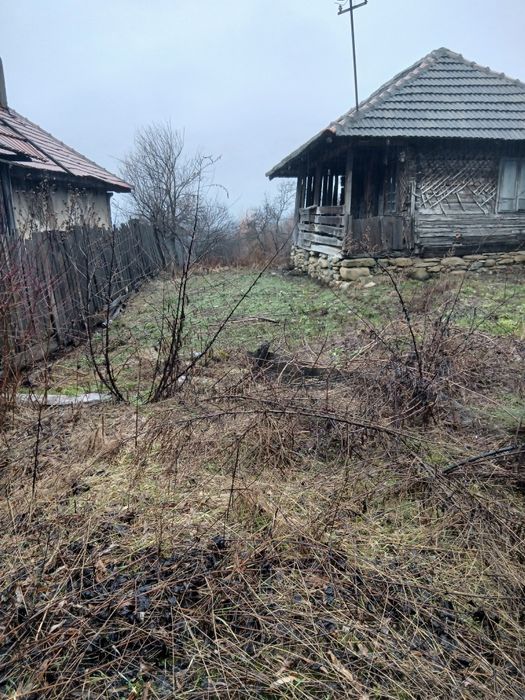 Vând casa batraneasca
