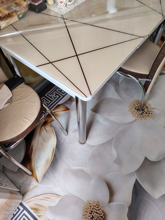 Кухонный стол с шестью стульями