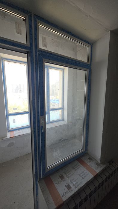 Окно на балконной с дверью