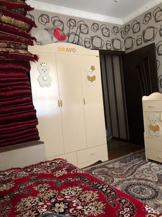 Sergeli tum. Chinor metrosi yonida 4 xonali uy sotiladi.