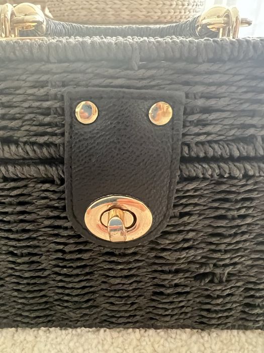 Ратанова чанта със златисти детайли