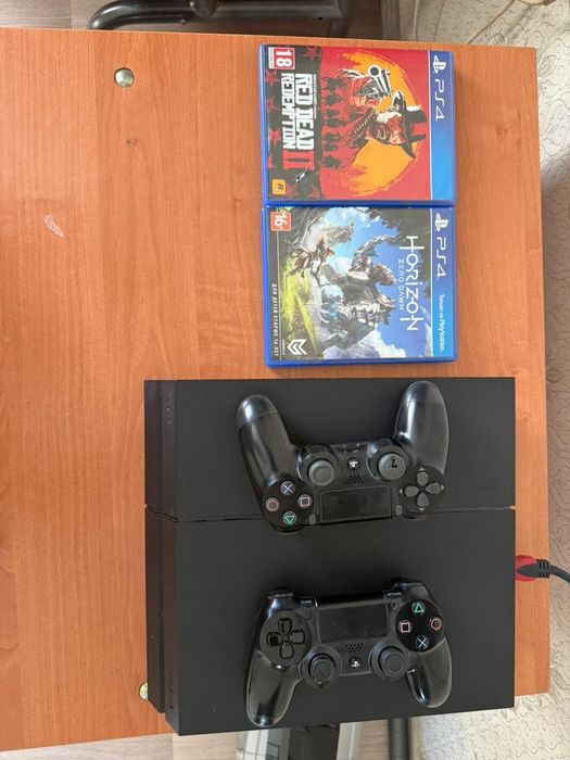 Плестейшн 4 с 2 дисками RDR2, HORIZON ZERO DAWN