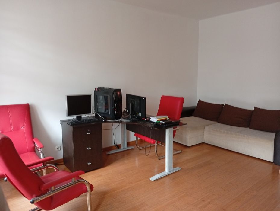 Închiriez apartament la casa