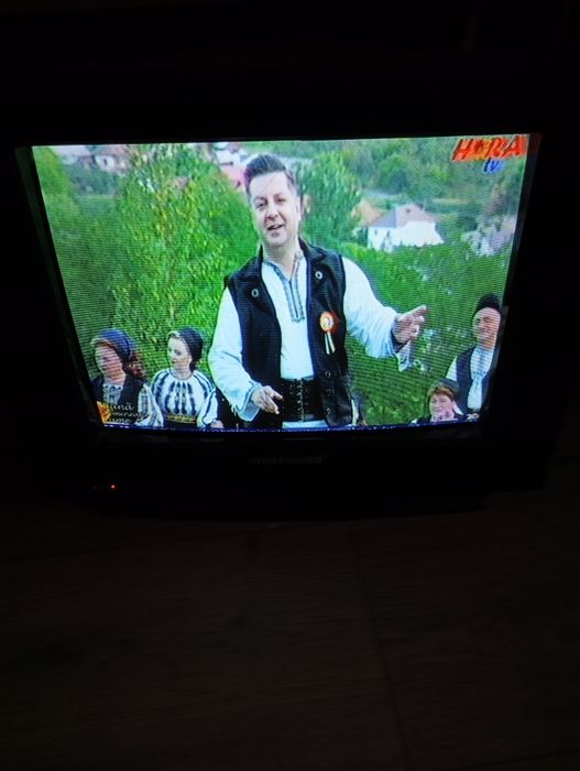 Vând televizor mic de bucatarie
