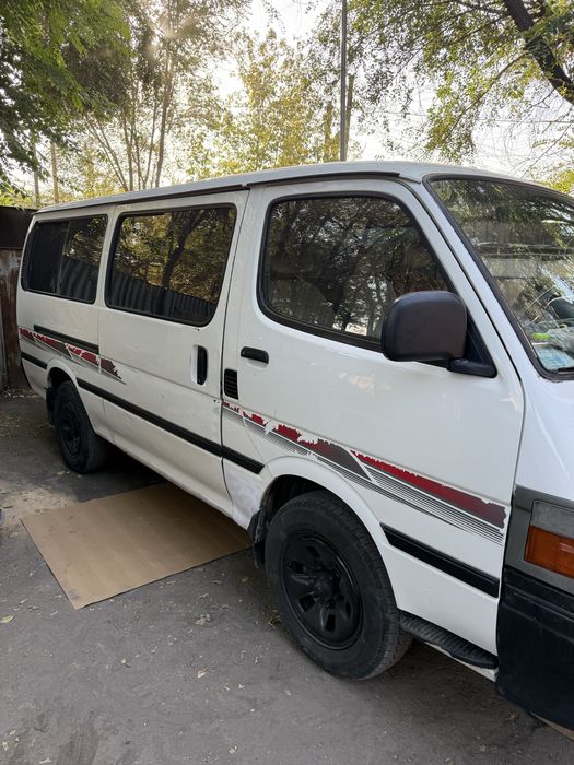 Машина Тойота Hiace
