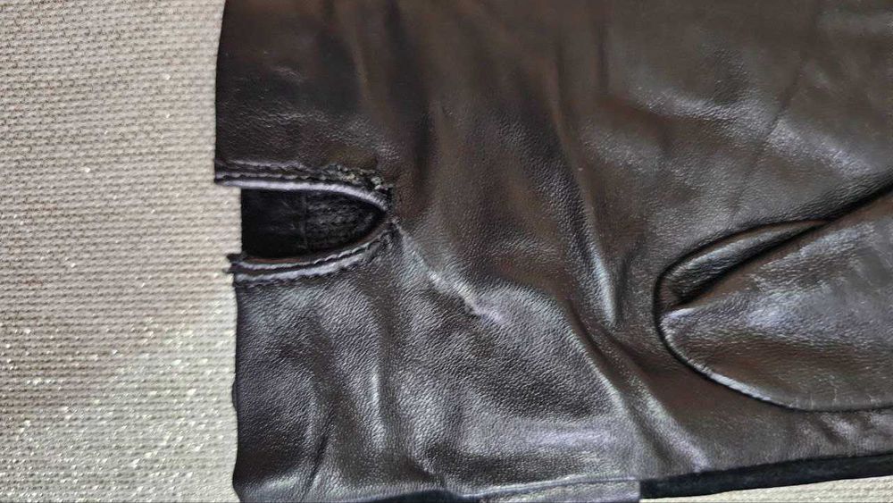 Фирменные, кожаные перчатки.