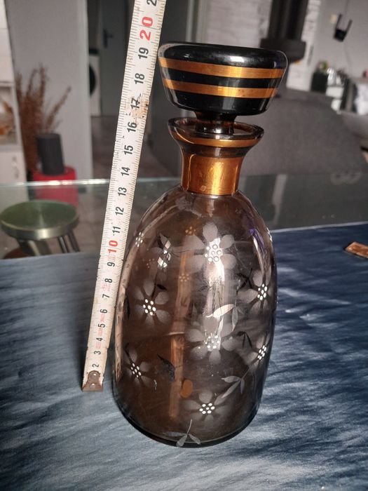 Стари снимки и стъклена гарафа