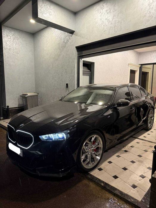 Продам BMW i5 xDrive40 в M-Perfomance обвесе + навароты , официальная