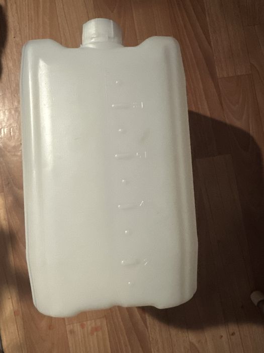 Продам канистру п/л -10 литров