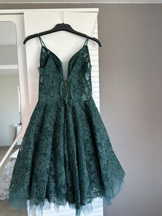 Зелена дантелена официална рокля