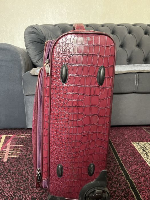 Чемодан среднего размера