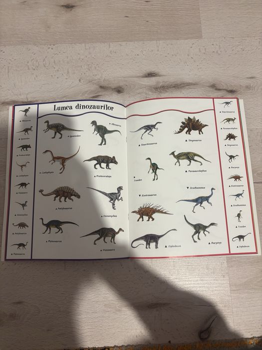 Carte educativă cu stickere ,,Dinozauri “pentru copii