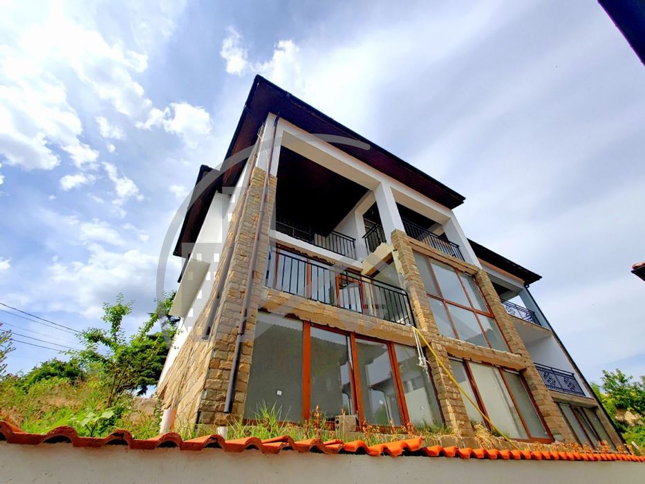 Продава се Къща в Варна, Бриз - 205 кв.м за 1600 €/кв.м - Снимка #2