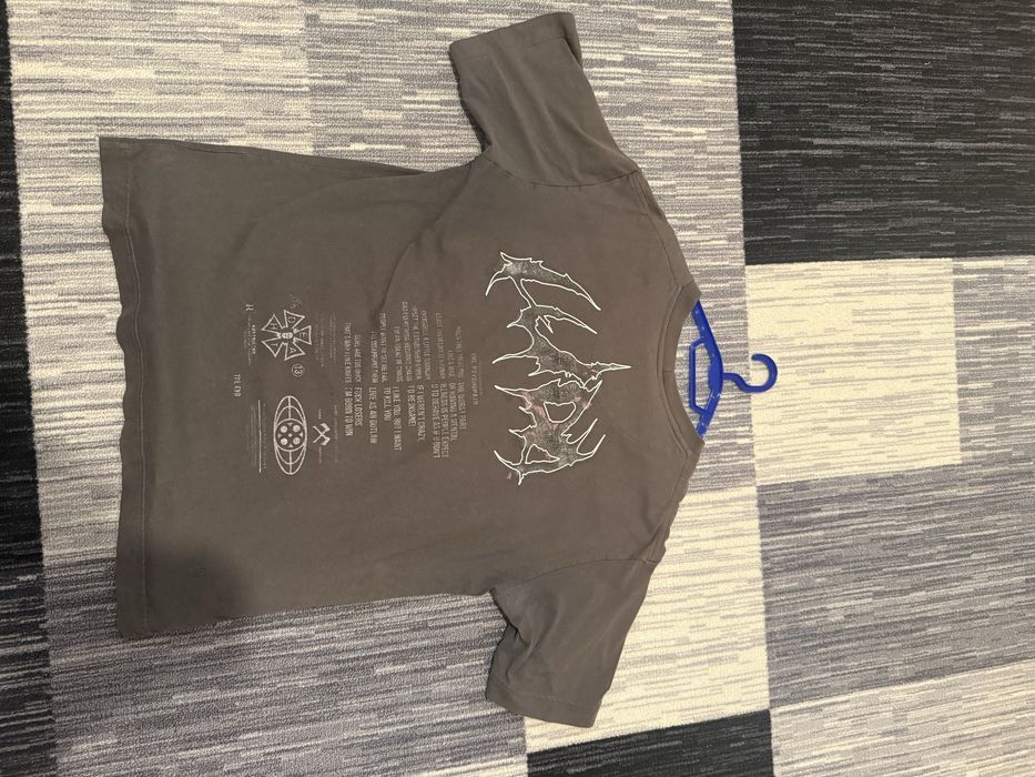 Luda тениска.