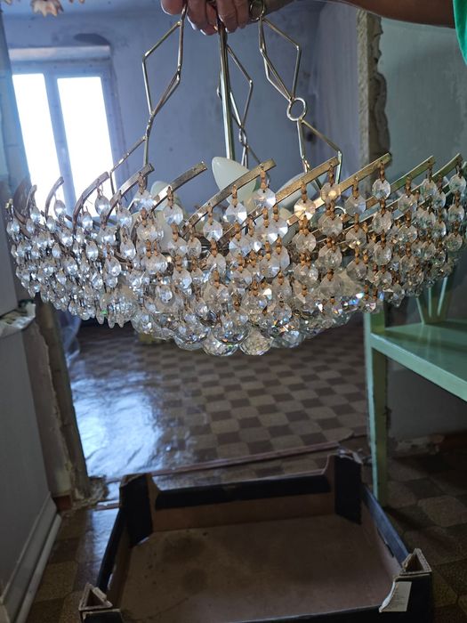 Срочно продам люстру