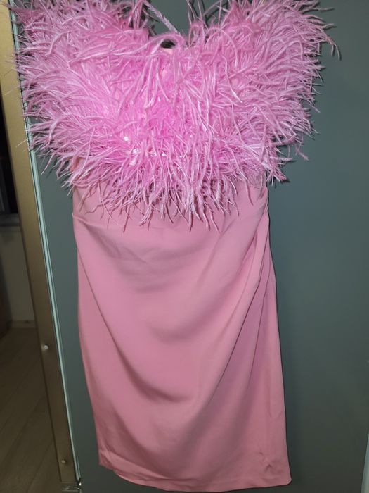 Рокля с пера в розов цвят