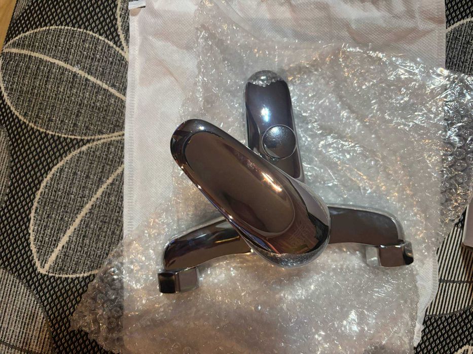 Продавам чисто нов душ подвижен смесител за баня.