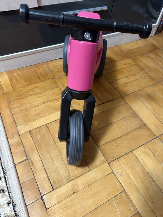 Trotineta roz silențioasă si ușoară
