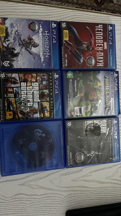 Продаеться Play Station 4 есть два геймпада и 9 игр