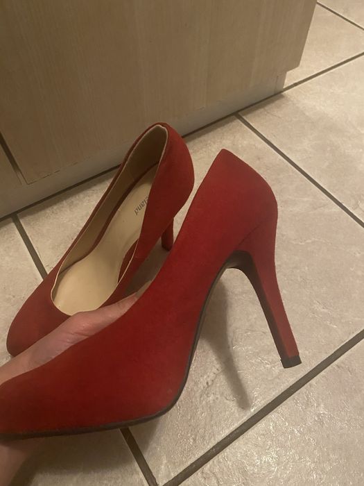Червени обувки на ток