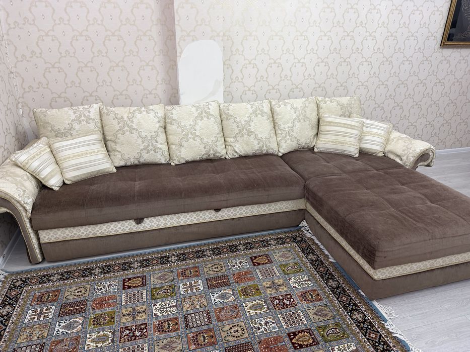 Диван угловой, очень вместительный