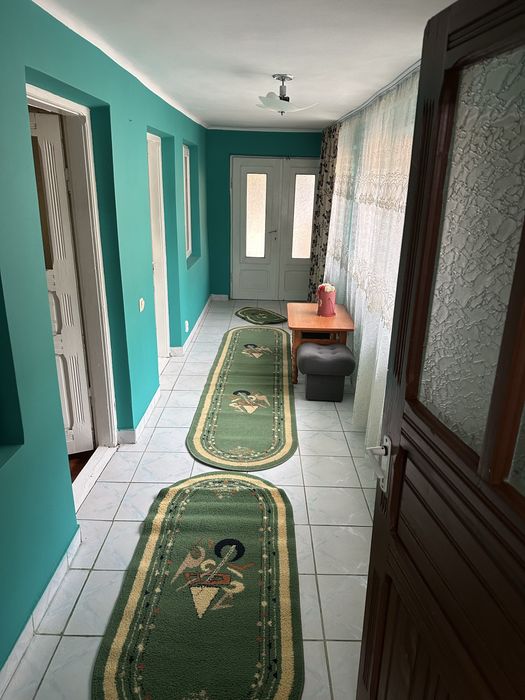 Casă 1000 mp cu 3 camere ,terasă,beci și garaj
