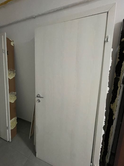 Vând ușă intrare apartament și 3 uși interior