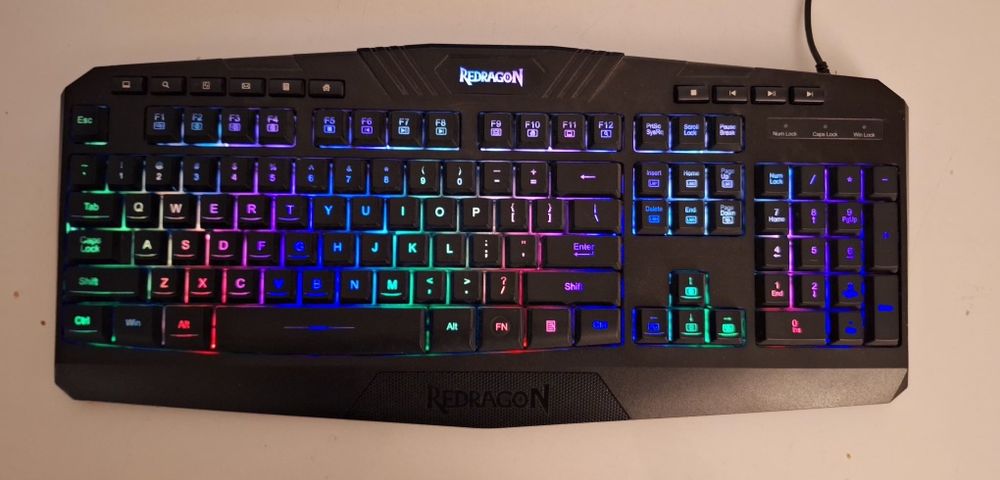 Tastatură Redragon – Iluminare RGB, stare excelentă